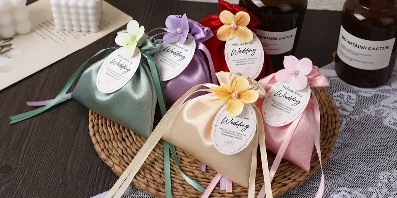 Velvet and satin gift pouches in drawstring styles