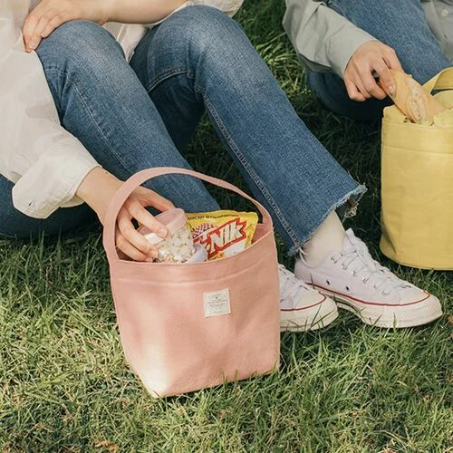 Lunch bag customer scene
